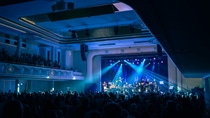 In der Saison 26/27 erwarten Musikbegeisterte in Ludwigshafen über 70 Veranstaltungen in den Bereichen Klassik, Pop/Rock, Comedy und mehr.
Copyright: WOW-Magazin – Murat Bilir In der Saison 26/27 erwarten Musikbegeisterte in Ludwigshafen über 70 Veranstaltungen in den Bereichen Klassik, Pop/Rock, Comedy und mehr.
Copyright: WOW-Magazin – Murat Bilir