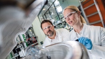 Immer mehr Elektroautos werden jedes Jahr weltweit zugelassen. Gleichzeitig sind die Rohstoffe für ihre Batterien begrenzt und deren Gewinnung ist mit negativen Umweltauswirkungen verbunden. BASF-Forscher am Standort Ludwigshafen arbeiten daher an einem neuen chemischen Verfahren, damit das in der Batterie enthaltene Lithium in hochreiner Form zurückgewonnen werden kann. Dabei werden zudem Abfälle vermieden und der CO2-Fußabdruck gegenüber bisherigen Recyclingverfahren gesenkt. Im Recyclingprozess entsteht die sogenannte „Schwarze Masse“, die von Laborant Stefan Schleicher (links) und Chemikerin Dr. Birgit Gerke (rechts) aufgearbeitet wird. Immer mehr Elektroautos werden jedes Jahr weltweit zugelassen. Gleichzeitig sind die Rohstoffe für ihre Batterien begrenzt und deren Gewinnung ist mit negativen Umweltauswirkungen verbunden. BASF-Forscher am Standort Ludwigshafen arbeiten daher an einem neuen chemischen Verfahren, damit das in der Batterie enthaltene Lithium in hochreiner Form zurückgewonnen werden kann. Dabei werden zudem Abfälle vermieden und der CO2-Fußabdruck gegenüber bisherigen Recyclingverfahren gesenkt. Im Recyclingprozess entsteht die sogenannte „Schwarze Masse“, die von Laborant Stefan Schleicher (links) und Chemikerin Dr. Birgit Gerke (rechts) aufgearbeitet wird.