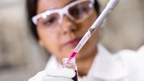 Neha Bajpayee, Chemikerin, untersucht aktuelle Forschungsproben zu Farbstoffzwischenprodukten. Die Forscher im Organic Synthetic Labor in Mumbai, Indien, arbeiten an agricultural solutions, Lösungen für die Energie- und Lederindustrie, Spezialchemikalien und synthetisieren Zwischenprodukte für industrielle Anwendungen. Neha Bajpayee, Chemikerin, untersucht aktuelle Forschungsproben zu Farbstoffzwischenprodukten. Die Forscher im Organic Synthetic Labor in Mumbai, Indien, arbeiten an agricultural solutions, Lösungen für die Energie- und Lederindustrie, Spezialchemikalien und synthetisieren Zwischenprodukte für industrielle Anwendungen.