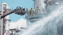 Mithilfe eines Teleskopmasts retten Einsatzkräfte einen verletzten Mitarbeiter aus der Anlage.
Foto: BASF