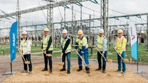 v.l.n.r.: Daniel Keutgen, Amprion-Projektleiter Erweiterung Umspannanlage BASF, Tilmann Hezel, Senior Vice President Infrastructure bei BASF in Ludwigshafen, Stephan Morgenschweis, Leiter Customer Management bei Amprion, Guido Menzel, Leiter Power Distribution bei BASF in Ludwigshafen, Thorsten Mikschaitis, Abteilungsleiter Stationsprojekte Süd bei Amprion und Thomas Thränhardt, BASF-Projektverantwortlicher Erweiterung Umspannanlage BASF.
Foto: BASF v.l.n.r.: Daniel Keutgen, Amprion-Projektleiter Erweiterung Umspannanlage BASF, Tilmann Hezel, Senior Vice President Infrastructure bei BASF in Ludwigshafen, Stephan Morgenschweis, Leiter Customer Management bei Amprion, Guido Menzel, Leiter Power Distribution bei BASF in Ludwigshafen, Thorsten Mikschaitis, Abteilungsleiter Stationsprojekte Süd bei Amprion und Thomas Thränhardt, BASF-Projektverantwortlicher Erweiterung Umspannanlage BASF.
Foto: BASF
