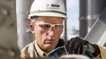 Operator Scott Vicknair adjusts the pressure in the first distillation tower to create ideal conditions for methylamines production. As the newest unit at the BASF Geismar Verbund site in Louisiana, methylamines started production in 2012. Methylamine is used in the production of agrochemicals, personal care products, detergents, pharmaceuticals, textiles, solvents and animal feed additives.
Print free of charge. Copyright by BASF.

Techniker Scott Vicknair stellt in der ersten Destillationskolonne den Druck ein, um optimale Bedingungen für die Methylamin-Produktion zu schaffen. Die Anlage ist die jüngste am BASF Verbundstandort Geismar, Louisiana, und nahm 2012 die Produktion auf. Methylamin wird für die Produktion von Pflanzenschutzmitteln, Kosmetika, Reinigungsmitteln, Pharmazeutika, Textilfasern, Lösungsmitteln und Futtermittelzusatzstoffen verwendet.
Abdruck honorarfrei. Copyright by BASF.  