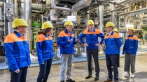 Einblick in die Produktion am BASF-Standort Kaisten: Markus Rudin, Leiter Amt für Migration und Integration, Verena Rohrer, Leiterin Standortförderung, Thomas Wehrle, Leiter Operations BASF, Regierungsrat Dieter Egli und Standortleiter Robert Baumann (v.l.)