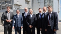 Gemeinsam mit Kunden, Politikern und Partnern feierte BASF heute (29. Juni 2023) die Eröffnung von Europas erstem gemeinsamen Zentrum für Batteriematerialproduktion und Batterierecycling in Schwarzheide. Die Einweihung einer hochmodernen Produktionsanlage für hochleistungsfähige Kathodenmaterialien und die Enthüllungszeremonie für eine Batterierecycling-Anlage zur Herstellung von Schwarzer Masse sind wichtige Schritte zur Schließung des Kreislaufs der europäischen Batteriewertschöpfungskette von der Sammlung gebrauchter Batterien über die Rückgewinnung mineralischer Rohstoffe bis hin zu deren Einsatz in der Produktion neuer Batteriematerialien.
v.l.n.r. Michael Kellner parlamentarischer Staatssekretär im Bundesministerium für Wirtschaft und Klimaschutz, Jürgen Fuchs Vorsitzender der Geschäftsführung der BASF Schwarzheide GmbH, Dr.Dietmar Woidke Ministerpräsident Land Brandenburg, Dr. Peter Schuhmacher, Leiter des Unternehmensbereichs Battery Materials and Recycling and Catalysts, Maro efcovic Vizepräsident der EU-Kommission und Kommissar für interinstitutionelle Beziehungen und Vorausschau, Dr. Martin Brudermüller, Vorsitzender des Vorstands der BASF SE, Dr. Robert Habeck, Bundesminister für Wirtschaft und Klimaschutz Gemeinsam mit Kunden, Politikern und Partnern feierte BASF heute (29. Juni 2023) die Eröffnung von Europas erstem gemeinsamen Zentrum für Batteriematerialproduktion und Batterierecycling in Schwarzheide. Die Einweihung einer hochmodernen Produktionsanlage für hochleistungsfähige Kathodenmaterialien und die Enthüllungszeremonie für eine Batterierecycling-Anlage zur Herstellung von Schwarzer Masse sind wichtige Schritte zur Schließung des Kreislaufs der europäischen Batteriewertschöpfungskette von der Sammlung gebrauchter Batterien über die Rückgewinnung mineralischer Rohstoffe bis hin zu deren Einsatz in der Produktion neuer Batteriematerialien.
v.l.n.r. Michael Kellner parlamentarischer Staatssekretär im Bundesministerium für Wirtschaft und Klimaschutz, Jürgen Fuchs Vorsitzender der Geschäftsführung der BASF Schwarzheide GmbH, Dr.Dietmar Woidke Ministerpräsident Land Brandenburg, Dr. Peter Schuhmacher, Leiter des Unternehmensbereichs Battery Materials and Recycling and Catalysts, Maro efcovic Vizepräsident der EU-Kommission und Kommissar für interinstitutionelle Beziehungen und Vorausschau, Dr. Martin Brudermüller, Vorsitzender des Vorstands der BASF SE, Dr. Robert Habeck, Bundesminister für Wirtschaft und Klimaschutz