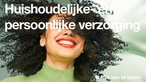 Een glimlachende vrouw met zwart krullend haar. De tekst op de afbeelding luidt: "Huishoudelijke- en persoonlijke verzorging."