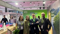 Un grupo de personas posan frente al stand de BASF en la feria Cosmetorium