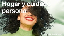 Mujer sonriente con cabello rizado negro. En el texto de la imagen pone: “Cuidado personal y del hogar”.