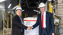 During the opening ceremony for the second phase of BASF’s new, world-scale antioxidants plant in Shanghai, China, Mr. Daniel Wang (left), Procurement Manager of Borouge, receives the first pallet of Irganox® 1076 from Hermann Althoff, Senior Vice President, Performance Chemicals Asia Pacific, BASF.