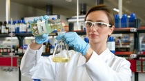 Laborantin Ligia Maria Roes füllt eine Produktprobe von Vinyl-Methyl-Oxazolidinon (VMOX) in ein Laborgefäß um. BASF bietet das neue Vinylmonomer in kommerziellen Mengen an und ermöglicht dadurch die Entwicklung von innovativen Produkten in verschiedenen Anwendungen, beispielsweise in der Printing- und Coatings-Industrie. Laborantin Ligia Maria Roes füllt eine Produktprobe von Vinyl-Methyl-Oxazolidinon (VMOX) in ein Laborgefäß um. BASF bietet das neue Vinylmonomer in kommerziellen Mengen an und ermöglicht dadurch die Entwicklung von innovativen Produkten in verschiedenen Anwendungen, beispielsweise in der Printing- und Coatings-Industrie.