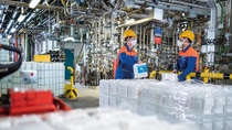 As part of the “Helping Hands” aid campaign, BASF is involved in the fight against the spread of the coronavirus with numerous actions and contributions. For example, BASF is donating hand sanitizer to healthcare facilities in many countries. The photo shows the Sokalan & Uvinul factory in Ludwigshafen, Germany. Since mid-April, around 100 metric tons of hand sanitizer have been produced there per week – in addition to the actual production of UV absorbers as well as additives for different applications such as detergents and cleaning agents and industrial formulations. Sanitizer is not normally part of BASF’s product portfolio. In order to cope with the corona pandemic, plants in Ludwigshafen and other locations were therefore converted in a very short time.