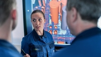 In der modernen Messwarte in einer Anlage für Zwischenprodukte am Standort Ludwigshafen laufen alle Informationen über die Anlage zentral zusammen. Über zahlreiche Bildschirme steuern und überwachen die Anlagenfahrer die hochkomplexen chemischen Vorgänge. Auf dem großen „Collaboration Board“, einem großen Touchscreen in der Mitte des Raumes, rufen die Mitarbeiter alle wichtigen Informationen parallel auf. So können sie effektiv und konzentriert arbeiten. Chemikantin und Anlagenfahrerin Laura Giachetta bespricht mit ihren Kollegen am „Collaboration Board“ ein Fließbild der Anlage. Die Anlage für Zwischenprodukte stellt in 16 Teilanlagen ein breites Portfolio von ca. 50 Zwischenprodukten, wie zum Beispiel Amine oder Diole her. Kunden von BASF benötigen diese zum Beispiel für die Herstellung von Lacken für die Automobilindustrie, Medikamenten oder Pflanzenschutzmitteln. In der modernen Messwarte in einer Anlage für Zwischenprodukte am Standort Ludwigshafen laufen alle Informationen über die Anlage zentral zusammen. Über zahlreiche Bildschirme steuern und überwachen die Anlagenfahrer die hochkomplexen chemischen Vorgänge. Auf dem großen „Collaboration Board“, einem großen Touchscreen in der Mitte des Raumes, rufen die Mitarbeiter alle wichtigen Informationen parallel auf. So können sie effektiv und konzentriert arbeiten. Chemikantin und Anlagenfahrerin Laura Giachetta bespricht mit ihren Kollegen am „Collaboration Board“ ein Fließbild der Anlage. Die Anlage für Zwischenprodukte stellt in 16 Teilanlagen ein breites Portfolio von ca. 50 Zwischenprodukten, wie zum Beispiel Amine oder Diole her. Kunden von BASF benötigen diese zum Beispiel für die Herstellung von Lacken für die Automobilindustrie, Medikamenten oder Pflanzenschutzmitteln.