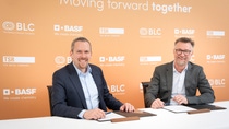 Eine starke Kooperation: Daniel Schönfelder, Leiter des Unternehmensbereichs Battery Materials bei BASF, und Marc Affüpper, Geschäftsführer der TSR Group, unterzeichnen eine Vereinbarung zur Zusammenarbeit beim Recycling von Elektroautobatterien in Europa.
Foto: BASF