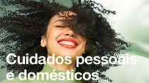 Uma mulher sorridente com cabelos cacheados pretos. O texto na imagem diz: “Cuidados pessoais e domésticos.”