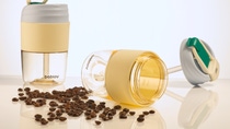 Yiwu Midi Technology setzt Ultrason® P 3010 von BASF ein, um wiederverwendbare To-Go-Becher herzustellen. Aufgrund seiner Langlebigkeit, hohen Temperaturbeständigkeit und Designvielfalt bietet das Polyphenylsulfon (PPSU) eine einzigartige Kombination aus Lifestyle und Nachhaltigkeit für die Herstellung hochwertiger To-Go-Becher. Foto: BASF 2022 Yiwu Midi Technology setzt Ultrason® P 3010 von BASF ein, um wiederverwendbare To-Go-Becher herzustellen. Aufgrund seiner Langlebigkeit, hohen Temperaturbeständigkeit und Designvielfalt bietet das Polyphenylsulfon (PPSU) eine einzigartige Kombination aus Lifestyle und Nachhaltigkeit für die Herstellung hochwertiger To-Go-Becher. Foto: BASF 2022