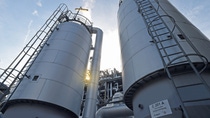 Seit über 100 Jahren ein unverzichtbarer Bestandteil des Produktionsverbundes: die Ammoniakanlagen. BASF betreibt Ammoniakanlagen mit einer Gesamtkapazität von über 1,7 Millionen Tonnen in Ludwigshafen, Antwerpen und gemeinsam mit YARA in Freeport, Texas. Ammoniak ist ein wesentlicher Ausgangsstoff für Polyamide, Isocyanate und Harnstoffharze.Ermöglicht wurde die Ammoniaksynthese erst im 20. Jahrhundert durch das Haber-Bosch-Verfahren. Fritz Haber und Carl Bosch wurden dafür mit dem Nobelpreis für Chemie ausgezeichnet. Seit über 100 Jahren ein unverzichtbarer Bestandteil des Produktionsverbundes: die Ammoniakanlagen. BASF betreibt Ammoniakanlagen mit einer Gesamtkapazität von über 1,7 Millionen Tonnen in Ludwigshafen, Antwerpen und gemeinsam mit YARA in Freeport, Texas. Ammoniak ist ein wesentlicher Ausgangsstoff für Polyamide, Isocyanate und Harnstoffharze.Ermöglicht wurde die Ammoniaksynthese erst im 20. Jahrhundert durch das Haber-Bosch-Verfahren. Fritz Haber und Carl Bosch wurden dafür mit dem Nobelpreis für Chemie ausgezeichnet.