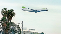 LOS ANGELES, CA - NOVEMBER 22:  A jet flies over congested traffic on the 405 freeway as it comes in to land at Los Angeles International Airport (LAX) on Thanksgiving eve, traditionally the busiest travel day of the year, November 22, 2006 in Los Angeles, California. The American Automobile Association (AAA) estimated 38.3 million people will travel 50 miles or more for Thanksgiving, and that 4.8 million travelers will fly to their Thanksgiving destinations.  (Photo by David McNew/Getty Images)