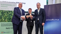Dr. Steffen Rohlmann (right), Development Basecoat EMEA, and Sonja Glanemann (center), Global Sustainability Manager, Automotive OEM Coatings, receive the Sustainability Award in Automotive 2026 – Technology: Operations & Supply Chain – for the Overspray Free Application (OFLA) process from Prof. Dr. Uwe Dieter Grebe from TU Wien – Vienna University of Technology, at the award ceremony in Frankfurt.
Photo: ATZlive|Uli Regenscheit Dr. Steffen Rohlmann (right), Development Basecoat EMEA, and Sonja Glanemann (center), Global Sustainability Manager, Automotive OEM Coatings, receive the Sustainability Award in Automotive 2026 – Technology: Operations & Supply Chain – for the Overspray Free Application (OFLA) process from Prof. Dr. Uwe Dieter Grebe from TU Wien – Vienna University of Technology, at the award ceremony in Frankfurt.
Photo: ATZlive|Uli Regenscheit