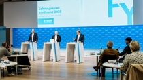 Jahrespressekonferenz - Berichterstattung für das Gesamtjahr 2025, Dr. Dirk Elvermann, Finanzvorstand (links), Dr. Markus Kamieth, Vorstandsvorsitzender (Mitte). 
Foto: BASF SE