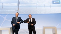 The CEOs of RWE and BASF, Dr. Markus Krebber and Dr. Martin Brudermüller, sign a letter of intent covering a wide-ranging cooperation for the creation of additional capacities for renewable electricity and the use of innovative technologies for climate protection.