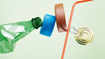 Eine zerdrückte Plastikflasche. Zwei Plastikdeckel. Ein Strohalm. Ein Dosendeckel. Eine zerdrückte Plastikflasche. Zwei Plastikdeckel. Ein Strohalm. Ein Dosendeckel.