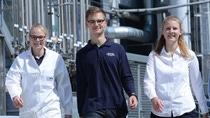 4 Azubis in unterschiedlicher Arbeitskleidung 4 Azubis in unterschiedlicher Arbeitskleidung