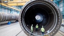 The 140 foundations for the wind farm being produced have a length of ca. 60-75 meters, with a diameter of 7m at the top and 8m at the bottom. (Vattenfall/Jorrit Lousberg) The 140 foundations for the wind farm being produced have a length of ca. 60-75 meters, with a diameter of 7m at the top and 8m at the bottom. (Vattenfall/Jorrit Lousberg)