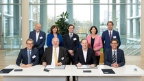 Reihe vorne v.l.n.r.: Meinhard Grodde, Head of Legal und Compliance, Vulcan Energie, Thorsten Weimann, Geschäftsführer und Chief Development Officer, Vulcan Energie, Uwe Liebelt, Präsident Europäische Verbundstandorte bei BASF, Tilmann Hezel, Senior Vice President Infrastruktur bei BASF; Reihe hinten v.l.n.r.: Horst Kreuter, Co-Founder und Chief Representative, Vulcan Energie, Jutta Steinruck, Oberbürgermeistern Stadt Ludwigshafen, Cris Moreno, Managing Director und CEO, Vulcan Energy, Daniela Schmitt, Wirtschaftsministerin Rheinland-Pfalz, Nicolas Meyer, Oberbürgermeister Stadt Frankenthal Reihe vorne v.l.n.r.: Meinhard Grodde, Head of Legal und Compliance, Vulcan Energie, Thorsten Weimann, Geschäftsführer und Chief Development Officer, Vulcan Energie, Uwe Liebelt, Präsident Europäische Verbundstandorte bei BASF, Tilmann Hezel, Senior Vice President Infrastruktur bei BASF; Reihe hinten v.l.n.r.: Horst Kreuter, Co-Founder und Chief Representative, Vulcan Energie, Jutta Steinruck, Oberbürgermeistern Stadt Ludwigshafen, Cris Moreno, Managing Director und CEO, Vulcan Energy, Daniela Schmitt, Wirtschaftsministerin Rheinland-Pfalz, Nicolas Meyer, Oberbürgermeister Stadt Frankenthal