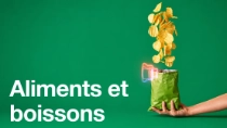 Une agricultrice, portant une salopette et un chapeau, tient une tablette et examine des plants dans un champ par une journée ensoleillée. Le texte sur l’image indique : « Nourriture et boissons ».