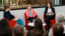 Auschwitzüberlebende Eva Szepesi mit ihrer Tochter Anita Schwarz beim Zeitzeugengespräch im BASF-Unternehmensarchiv.
Foto: BASF