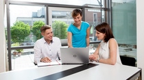 3 Mitarbeitende in einem Meeting 3 Mitarbeitende in einem Meeting