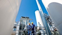 Two BASF employees working on production plant Two BASF employees working on production plant