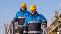 Die PolyTHF-Anlage am Verbundstandort Ludwigshafen. BASF, die das hier gefertigte Polytetrahydrofuran unter dem Markennamen PolyTHF® vermarktet, zählt mit Produktionsanlagen auf allen Kontinenten heute zu den global bedeutendsten Anbietern des vielseitigen Zwischenprodukts. Betriebsleiterin Sandra Löhr (links) und Anlagenfahrer Wolfgang Higazi-Deissler (rechts) auf dem Tanklager während eines Kontrollrundgangs durch die Anlage. PolyTHF® ist ein wichtiges Ausgangsmaterial bei der Herstellung vieler verschiedener Produkte. Beispiele sind elastische Spandex- und Elastan-Fasern für Textilien. Dazu kommen abriebfeste Schläuche und Kabelummantelungen für den Fahrzeugbau. Auch Hersteller hochwertiger Räder für Skateboards und Inline-Skates benötigen dieses Zwischenprodukt. Die PolyTHF-Anlage am Verbundstandort Ludwigshafen. BASF, die das hier gefertigte Polytetrahydrofuran unter dem Markennamen PolyTHF® vermarktet, zählt mit Produktionsanlagen auf allen Kontinenten heute zu den global bedeutendsten Anbietern des vielseitigen Zwischenprodukts. Betriebsleiterin Sandra Löhr (links) und Anlagenfahrer Wolfgang Higazi-Deissler (rechts) auf dem Tanklager während eines Kontrollrundgangs durch die Anlage. PolyTHF® ist ein wichtiges Ausgangsmaterial bei der Herstellung vieler verschiedener Produkte. Beispiele sind elastische Spandex- und Elastan-Fasern für Textilien. Dazu kommen abriebfeste Schläuche und Kabelummantelungen für den Fahrzeugbau. Auch Hersteller hochwertiger Räder für Skateboards und Inline-Skates benötigen dieses Zwischenprodukt.