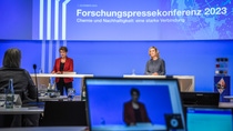 Dr. Melanie Maas-Brunner, Vorstandsmitglied und Chief Technology Officer bei BASF, (links) und Dr. Nina Schwab-Hautzinger, Corporate Communications & Government Relations, eröffnen die BASF-Forschungspressekonferenz 2023. Dr. Melanie Maas-Brunner, Vorstandsmitglied und Chief Technology Officer bei BASF, (links) und Dr. Nina Schwab-Hautzinger, Corporate Communications & Government Relations, eröffnen die BASF-Forschungspressekonferenz 2023.