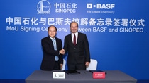 Mr. Dai Hou-Liang (left), Chairman of the Board and the President of SINOPEC Corporation, and Dr. Martin Brudermueller, Chairman of the Executive Board of Directors, BASF SE, have signed a Memorandum of Understanding to expand the two companies’ cooperation in China. Mr. Dai Hou-Liang (left), Chairman of the Board and the President of SINOPEC Corporation, and Dr. Martin Brudermueller, Chairman of the Executive Board of Directors, BASF SE, have signed a Memorandum of Understanding to expand the two companies’ cooperation in China.