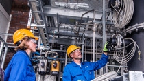 Klimaschutz ist ein zentraler Bestandteil der BASF-Strategie. Bereits seit vielen Jahren reduziert das Unternehmen kontinuierlich seine CO2 Emissionen. Zur weiteren signifikanten Reduktion werden im Carbon Management F&E Programm innovative Verfahren entwickelt, wie zum Beispiel die Methanpyrolyse.  In dem vom Bundesministerium für Bildung und Forschung (Deutschland) geförderten Projekt arbeiten BASF-Forscher an einem neuen Reaktorkonzept, bei dem Wasserstoff ohne CO2-Emissionen hergestellt werden kann. Der Bau einer Testanlage ist ein entscheidender Schritt hin zur großtechnischen Umsetzung. Anlagenkonstrukteurin Christina Maisel (links) und Ingenieur Bernd Zoels (rechts) prüfen die Montage des Reaktors der Versuchsanlage im Stammwerk Ludwigshafen (Deutschland). 
