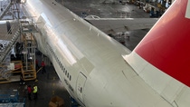The first Boeing 777-300ER with the functional riblet film developed by BASF and Lufthansa Technik. (© SWISS International Air Lines – Fotograf: Reto Hoffmann) The first Boeing 777-300ER with the functional riblet film developed by BASF and Lufthansa Technik. (© SWISS International Air Lines – Fotograf: Reto Hoffmann)