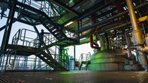 Die PolyTHF-Anlage am Verbundstandort Ludwigshafen. BASF, die das hier gefertigte Polytetrahydrofuran unter dem Markennamen PolyTHF® vermarktet, zählt mit Produktionsanlagen auf allen Kontinenten heute zu den global bedeutendsten Anbietern des vielseitigen Zwischenprodukts. PolyTHF® ist ein wichtiges Ausgangsmaterial bei der Herstellung vieler verschiedener Produkte. Beispiele sind elastische Spandex- und Elastan-Fasern für Textilien. Dazu kommen abriebfeste Schläuche und Kabelummantelungen für den Fahrzeugbau. Auch Hersteller hochwertiger Räder für Skateboards und Inline-Skates be-nötigen dieses Zwischenprodukt. Die PolyTHF-Anlage am Verbundstandort Ludwigshafen. BASF, die das hier gefertigte Polytetrahydrofuran unter dem Markennamen PolyTHF® vermarktet, zählt mit Produktionsanlagen auf allen Kontinenten heute zu den global bedeutendsten Anbietern des vielseitigen Zwischenprodukts. PolyTHF® ist ein wichtiges Ausgangsmaterial bei der Herstellung vieler verschiedener Produkte. Beispiele sind elastische Spandex- und Elastan-Fasern für Textilien. Dazu kommen abriebfeste Schläuche und Kabelummantelungen für den Fahrzeugbau. Auch Hersteller hochwertiger Räder für Skateboards und Inline-Skates be-nötigen dieses Zwischenprodukt.
