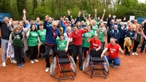 Thomas Reineke, BASF Personalleiter am Standort Ludwigshafen (Mitte, rotes Shirt), übergab beim 2. Inklusiven Sportevent des BASF Tennisclubs zwei Sportrollstühle an den Vorstand Breitensport und Inklusionsbeauftragten des BASF Tennisclubs, Claus Majolk (hockend) (Bild: BASF) Thomas Reineke, BASF Personalleiter am Standort Ludwigshafen (Mitte, rotes Shirt), übergab beim 2. Inklusiven Sportevent des BASF Tennisclubs zwei Sportrollstühle an den Vorstand Breitensport und Inklusionsbeauftragten des BASF Tennisclubs, Claus Majolk (hockend) (Bild: BASF)