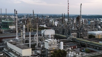 Around 200 production plants at the site produce numerous products for customers from virtually every industry. Around 200 production plants at the site produce numerous products for customers from virtually every industry.