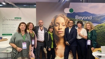 Varias personas posan frente al stand de BASF en la feria de Cosmetorium