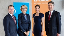 BASF Besucherzentrum Saoouri Dubourg mit der französischen Botschafterin Anne-Marie Descotes
tes BASF Besucherzentrum Saoouri Dubourg mit der französischen Botschafterin Anne-Marie Descotes
tes