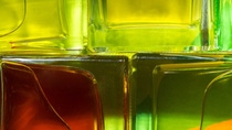 Eine Nahaufname von Glasflaschen die aneinander platziert wurden. Eine Nahaufname von Glasflaschen die aneinander platziert wurden.