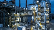 Steamcracker sind die Motoren im Herzen der chemischen Industrie. Gasbetriebene Hochtemperaturöfen sind für die Basischemie unverzichtbar. Allerdings ist der Prozess energieintensiv und emittiert erhebliche Mengen an CO2. Um sowohl beim Klimawandel als auch bei der Energietransformation voranzugehen, haben BASF, SABIC und Linde im April 2024 die weltweit erste Demonstrationsanlage für grosstechnisch, elektrisch beheizte Steamcracker-Öfen (eFurnace) eingeweiht. Unser Ziel in diesem Projekt: Durch die Nutzung von Strom aus erneuerbaren Quellen die CO2-Emissionen eines der energieintensivsten Produktionsprozesse in der chemischen Industrie, um mindestens 90 % im Vergleich zu heute eingesetzten Technologien zu reduzieren.  In der eFurnace Demonstrationsanlage werden zwei Heizkonzepte parallel getestet: Bei der direkten Beheizung wird elektrischer Strom direkt an die Rohre im Reaktor angelegt; die indirekte Beheizung nutzt die Strahlungswärme von Heizelementen, die um die Rohre angeordnet sind. Der Prototyp ist vollständig in die Steamcracker am BASF-Standort in Ludwigshafen integriert und damit in diesem Massstab weltweit einmalig. Steamcracker sind die Motoren im Herzen der chemischen Industrie. Gasbetriebene Hochtemperaturöfen sind für die Basischemie unverzichtbar. Allerdings ist der Prozess energieintensiv und emittiert erhebliche Mengen an CO2. Um sowohl beim Klimawandel als auch bei der Energietransformation voranzugehen, haben BASF, SABIC und Linde im April 2024 die weltweit erste Demonstrationsanlage für grosstechnisch, elektrisch beheizte Steamcracker-Öfen (eFurnace) eingeweiht. Unser Ziel in diesem Projekt: Durch die Nutzung von Strom aus erneuerbaren Quellen die CO2-Emissionen eines der energieintensivsten Produktionsprozesse in der chemischen Industrie, um mindestens 90 % im Vergleich zu heute eingesetzten Technologien zu reduzieren.  In der eFurnace Demonstrationsanlage werden zwei Heizkonzepte parallel getestet: Bei der direkten Beheizung wird elektrischer Strom direkt an die Rohre im Reaktor angelegt; die indirekte Beheizung nutzt die Strahlungswärme von Heizelementen, die um die Rohre angeordnet sind. Der Prototyp ist vollständig in die Steamcracker am BASF-Standort in Ludwigshafen integriert und damit in diesem Massstab weltweit einmalig.