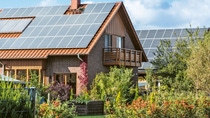 Haus mit Solarmodulen auf dem Dach