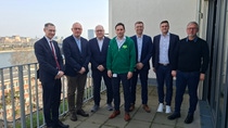 BASF Agricultural Solutions und ProChem Innotec GmbH haben eine Vereinbarung über den Verkauf von Produktionsanlagen im Industriepark Höchst unterzeichnet. Die Veräußerung ist Teil der strategischen Anpassung des Produktionsnetzwerks von BASF. 
Namen (von links nach rechts):
•	Notar Dr. Matthias Meyer,
•	Jochen Pohl (Geschäftsführer ProChem GmbH), 
•	Gerhard Jakobi (Geschäftsführender Gesellschafter ProChem Gruppe / ProChem InnoTec GmbH), 
•	Dr. Nicolai Wörz (Geschäftsführer BASF Agricultural Solutions GmbH),
•	Philipp Maurer (Principal Legal Counsel, BASF SE), 
•	Simon Schmidt (Geschäftsführer ProChem InnoTec GmbH), 
•	Maik Heidinger (Gesellschafter ProChem Gruppe)
Foto: BASF