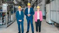 Der Ministerpräsident des Landes Rheinland Pfalz, Alexander Schweitzer, hat den BASF Standort in Ludwigshafen im Rahmen seiner Pressereise besucht. Katja Scharpwinkel, Standortleiterin und Mitglied des Vorstands sowie Sinischa Horvat, Betriebsratsvorsitzender der BASF SE, haben den Ministerpräsidenten zu einem Rundgang am neuen PEM-Wasserelektrolyseur begrüßt. Der Ministerpräsident des Landes Rheinland Pfalz, Alexander Schweitzer, hat den BASF Standort in Ludwigshafen im Rahmen seiner Pressereise besucht. Katja Scharpwinkel, Standortleiterin und Mitglied des Vorstands sowie Sinischa Horvat, Betriebsratsvorsitzender der BASF SE, haben den Ministerpräsidenten zu einem Rundgang am neuen PEM-Wasserelektrolyseur begrüßt.