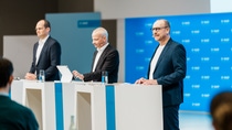 Annual Press Conference for the full year 2025, Dr. Dirk Elvermann, Chief Financial Officer (left), Dr. Markus Kamieth, Chairman of the Board of Executive Directors (center). 
Photo: BASF SE