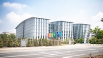 Das neue Büro- und Konferenzgebäude D 105 befindet sich im Südteil des Verbundstandorts Ludwigshafen. Der Neubau bietet auf sieben Stockwerken Platz für 1.300 Mitarbeiter. Im Gebäude befindet sich ein Konferenzzentrum mit modernster Veranstaltungstechnik. Beim Bau des Konferenzgebäudes kamen eine Vielzahl an innovativen BASF-Materialien zum Einsatz. Das neue Büro- und Konferenzgebäude D 105 befindet sich im Südteil des Verbundstandorts Ludwigshafen. Der Neubau bietet auf sieben Stockwerken Platz für 1.300 Mitarbeiter. Im Gebäude befindet sich ein Konferenzzentrum mit modernster Veranstaltungstechnik. Beim Bau des Konferenzgebäudes kamen eine Vielzahl an innovativen BASF-Materialien zum Einsatz.
