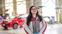 Katherine Jara Steht in einer Autogarage Katherine Jara Steht in einer Autogarage