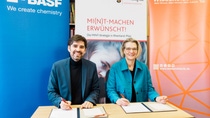 Ein starkes Zeichen für die Bildung: Sven Teuber, Minister für Bildung des Landes Rheinland-Pfalz, und Dr. Katja Scharpwinkel, Vorstandsmitglied der BASF SE und Standortleiterin Ludwigshafen, unterzeichnen eine neue Vereinbarung über eine enge Zusammenarbeit bei der Förderung der MINT-Fächer an Schulen in Rheinland-Pfalz.
Foto: BASF/Andreas Henn
